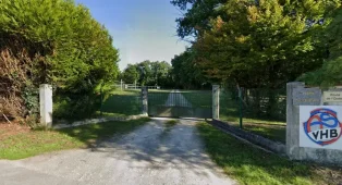 Entrée du Stade René Merlaud à Charmant (ASVHB).